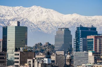 Vista de la ciudad de Santiago de Chile con la Cordillera de los Andes al fondo por el fotógrafo Pepcandela