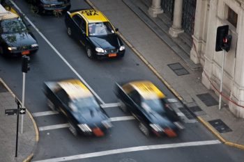 Taxi en movimiento en la ciudad de Santiago de Chile, realizada por el fotógrafo Pepcandela
